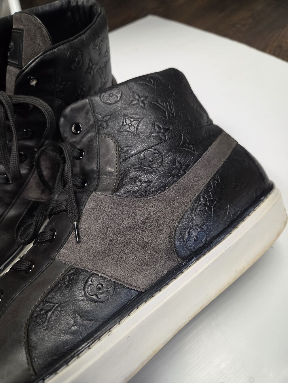 Men's Louis Vuitton 2009 Monogram Embossed Leather & Suede High-Top Sneakers Siz - Picture 3 of 14